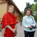 2. mai: Dronning Sonja er til stede når den nyrestaurerte Sæterhytten på Bygdøy ble offisielt overrekt. Restaureringen var en del av Regjeringens gave til Kongeparets 70-årsdager i 2007. (Foto: Lise Åserud, Scanpix)